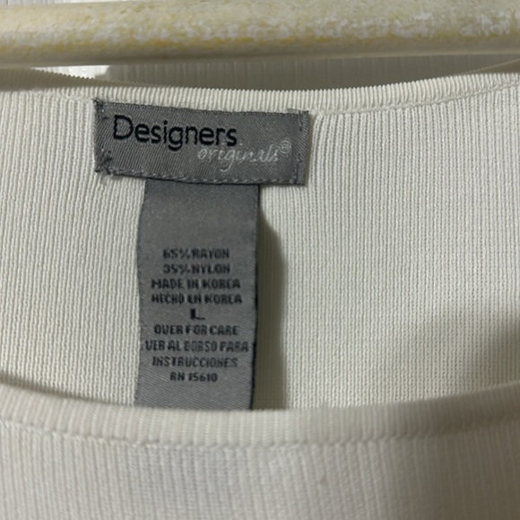 Designers Originals long sleeved top. boatneck with flowered sequined design. - Picture 6 of 7